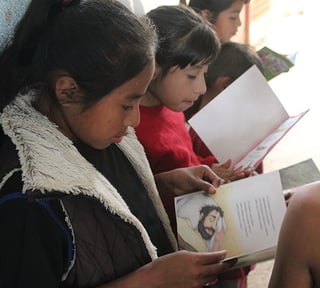 Guatemalan girls enjoy reading their new Arch Books. Guatemalan girls enjoy reading their new Arch Books.